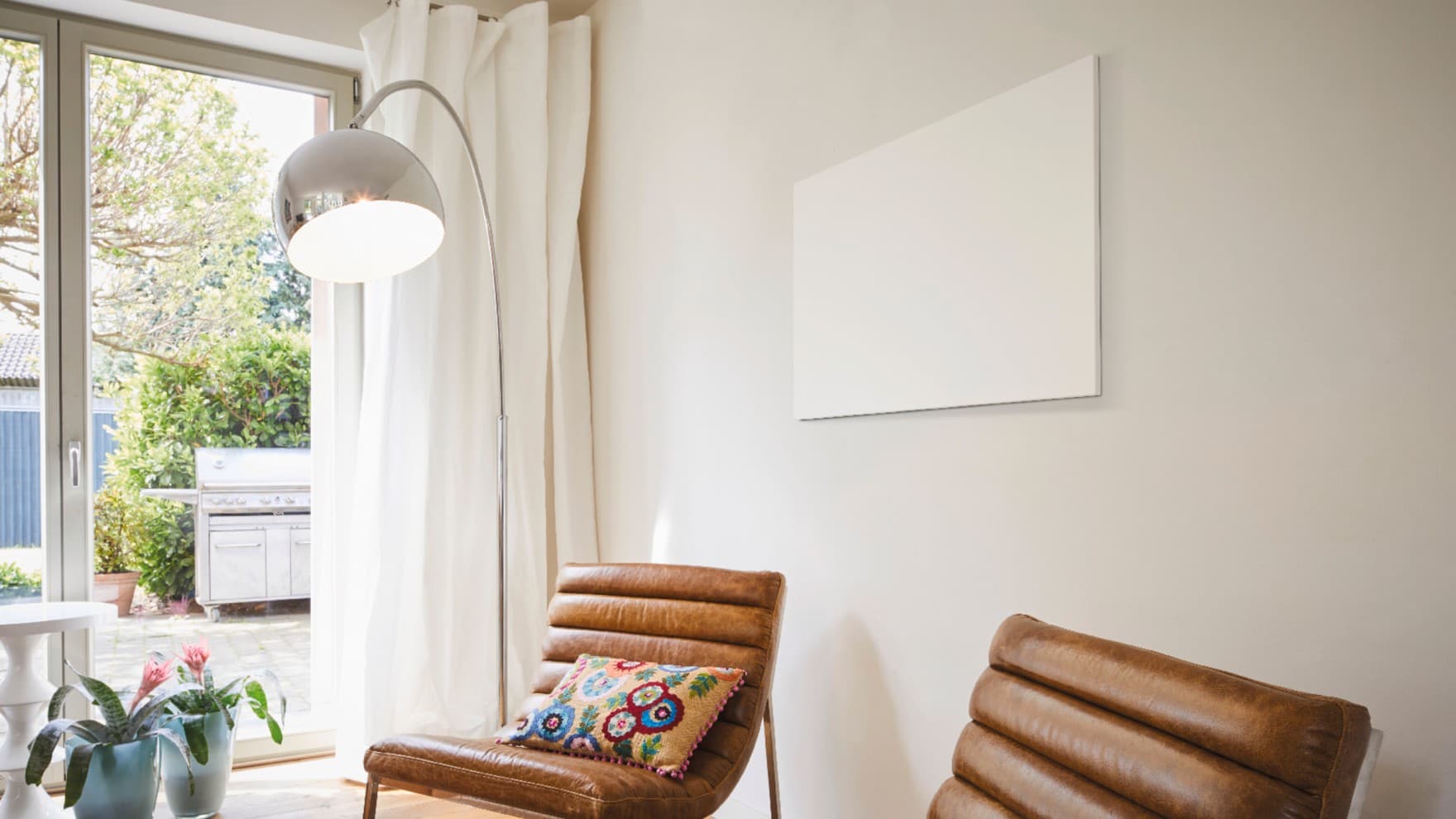 Infraroodverwarming aan de muur in een woonkamer