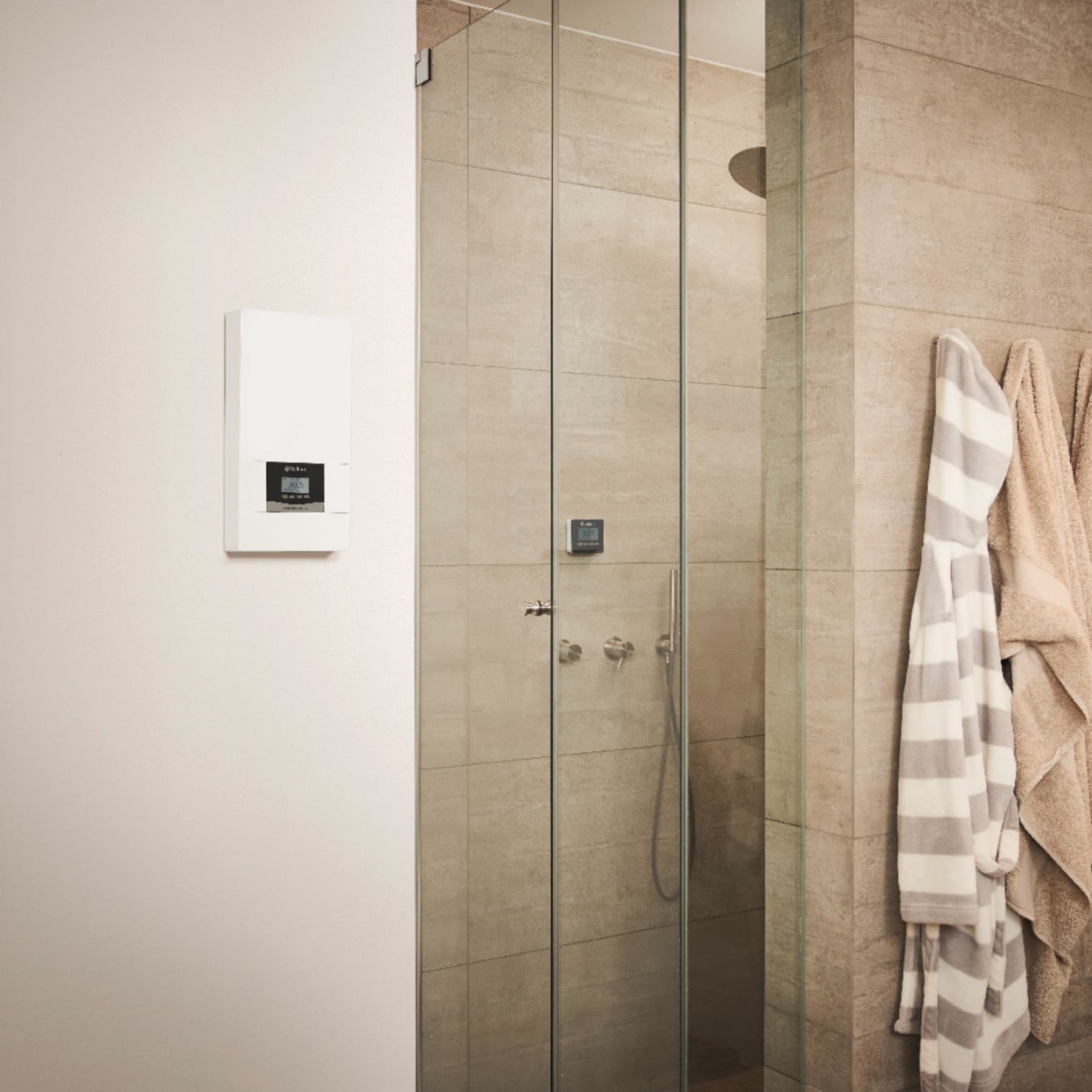 electronicVED elektrische doorstromer in een badkamer geïnstalleerd naast een douche