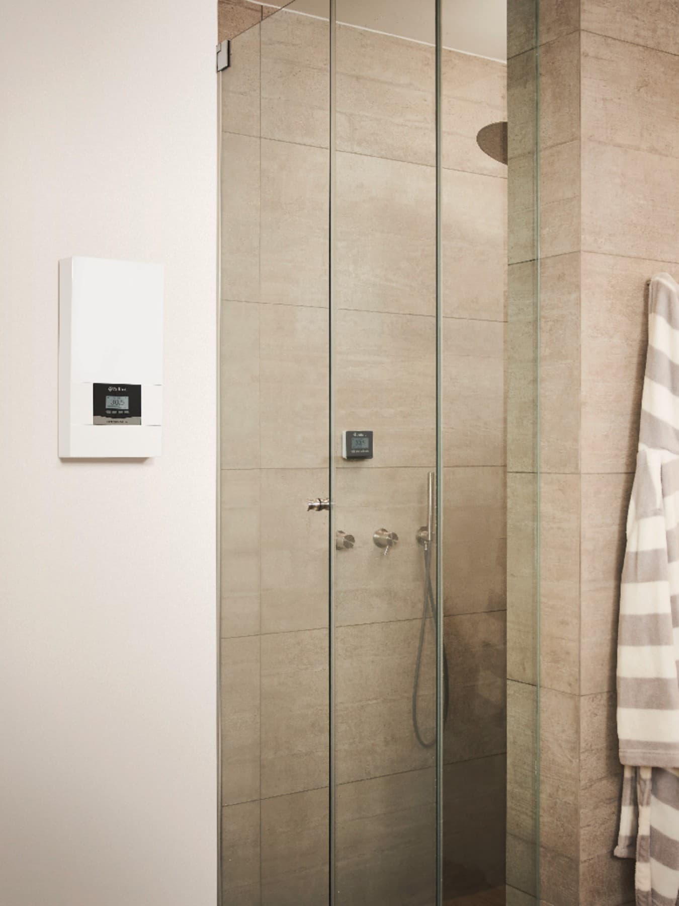 electronicVED elektrische doorstromer in een badkamer geïnstalleerd naast een douche