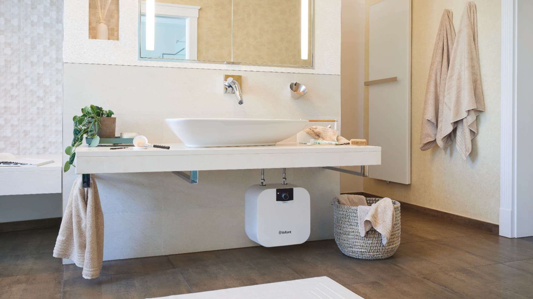 Keukenboiler in een badkamer geïnstalleerd onder een lavabo
