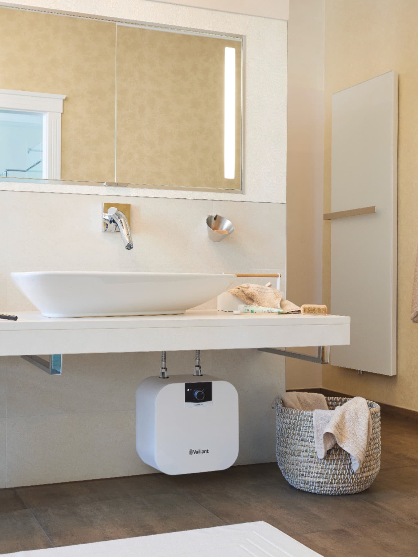 Keukenboiler in een badkamer geïnstalleerd onder een lavabo