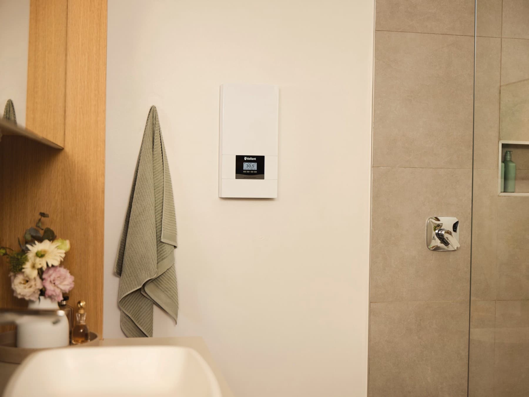 Vaillant elektronische doorstroomverwarmer VED in badkamer