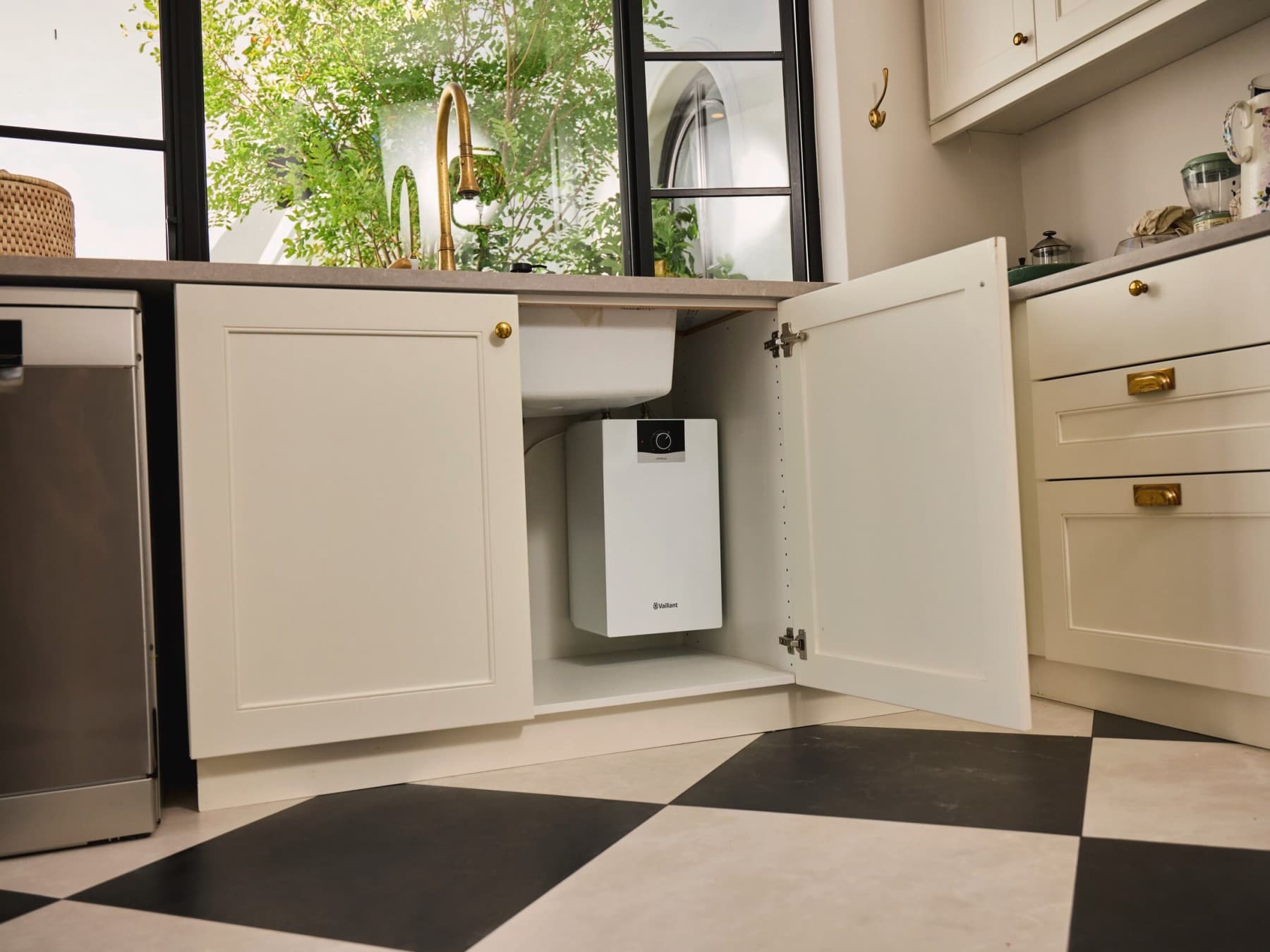 Keukenboiler geïnstalleerd in een keuken