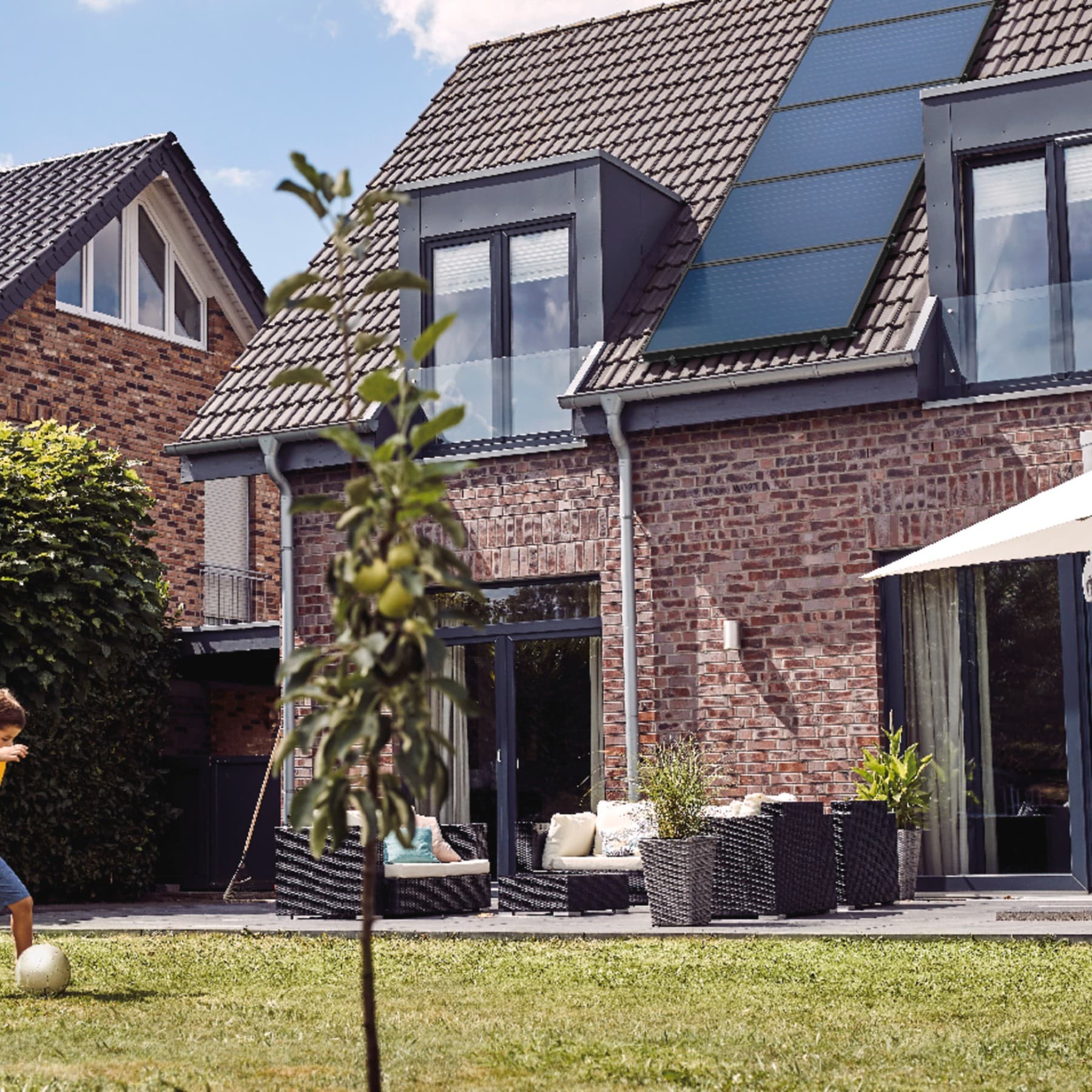 Stel zittend op een warmtepomp