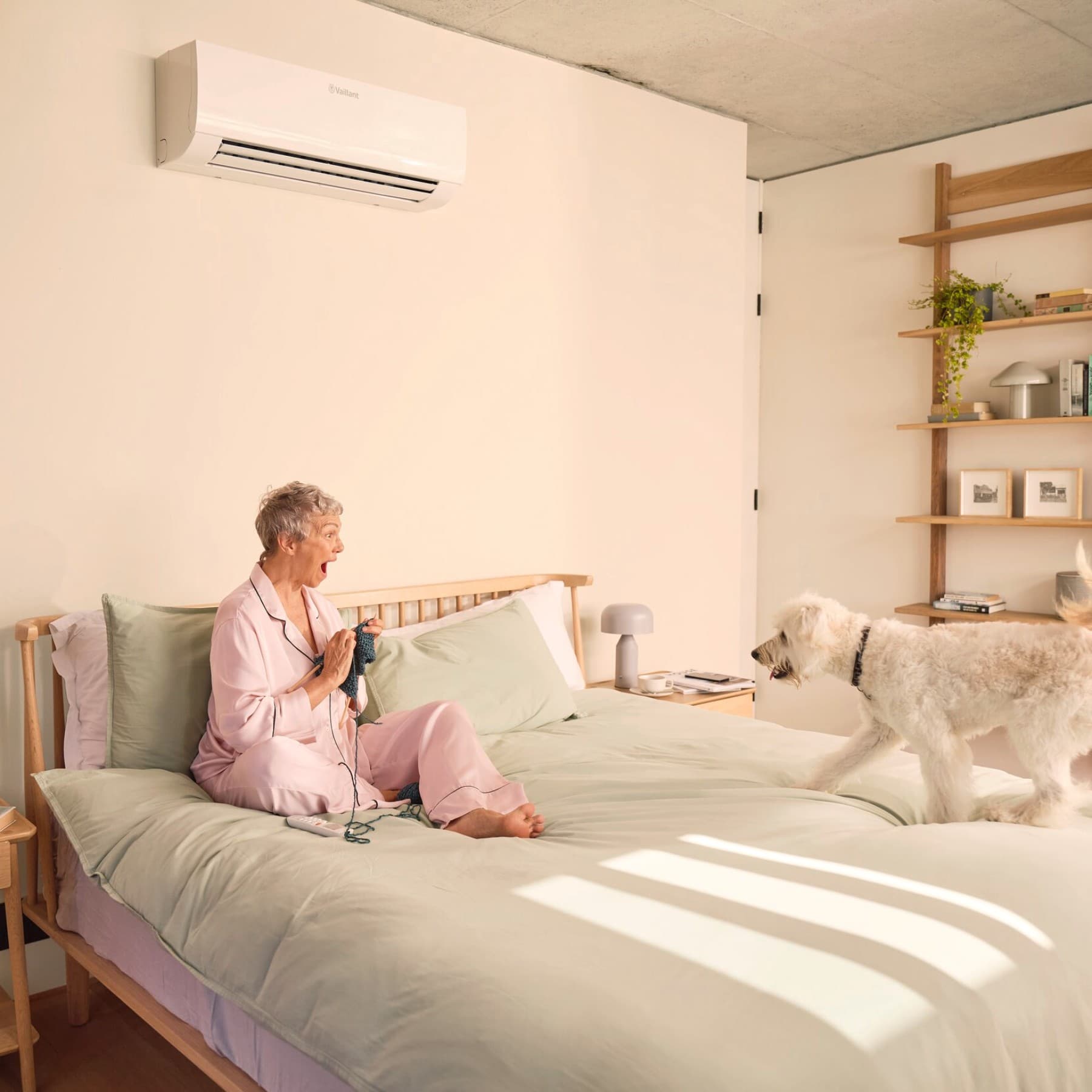 Vrouw zit op bed met hond