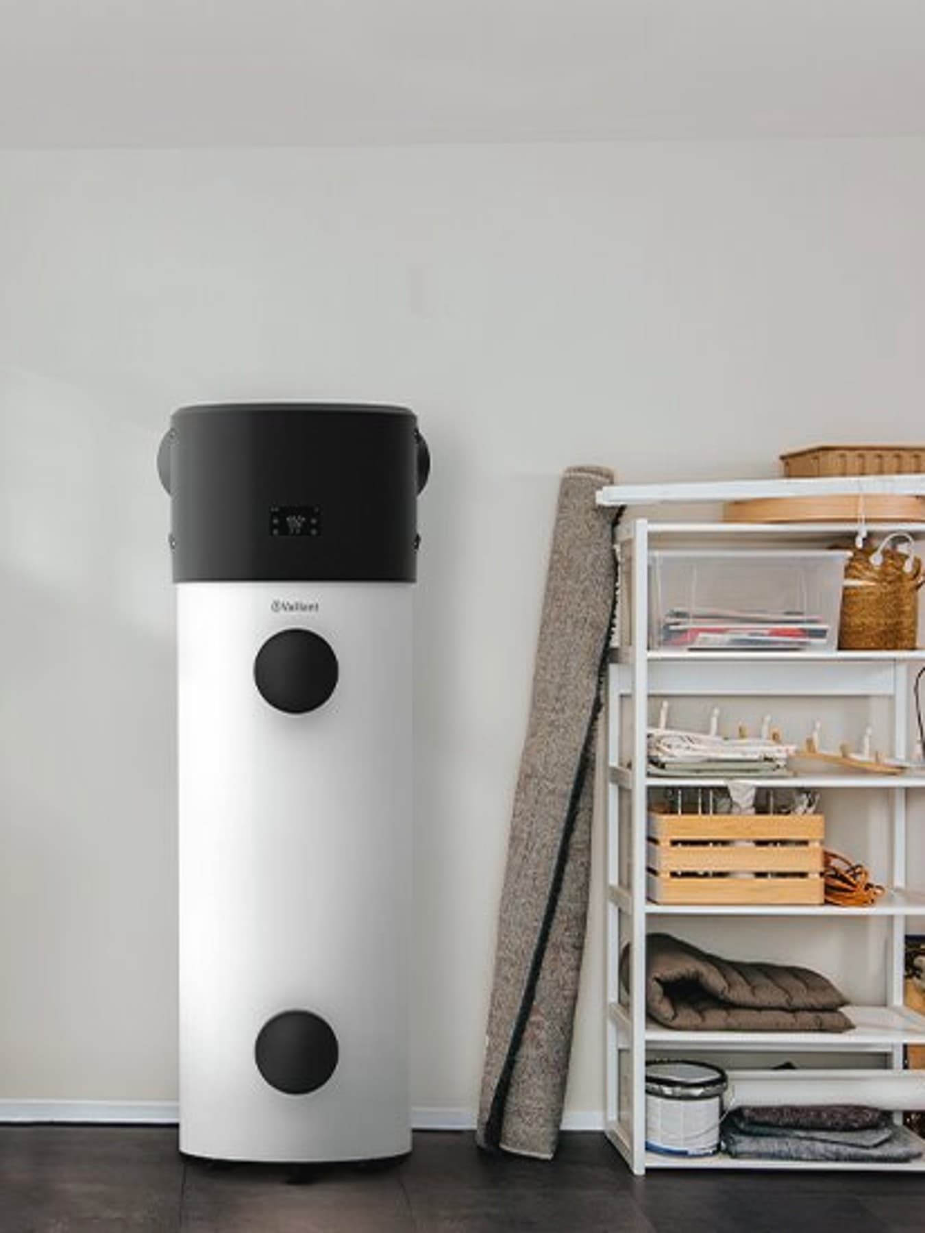 Warmtepompboiler in een berging naast een rek