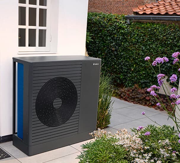 arotherm pro lucht-water-warmtepomp onder een raam