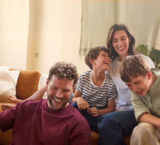 Het gezin zit gezellig bij elkaar in de woonkamer en heeft het naar zijn zin