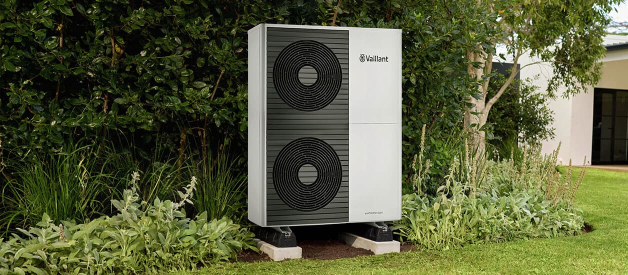 aroTHERM Split-luchtwarmtepomp in een tuin
