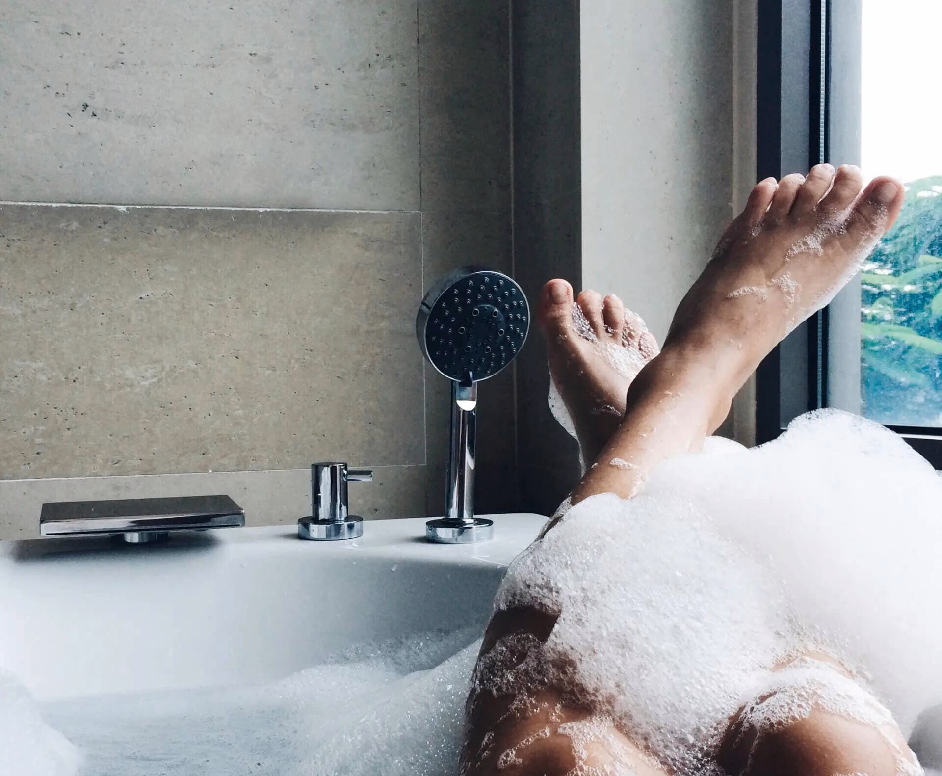 Vrouw in een schuimbad