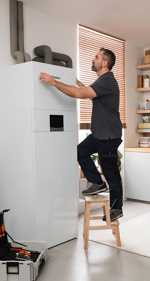 Installateur chargé du remplacement d'une pompe à chaleur géothermique