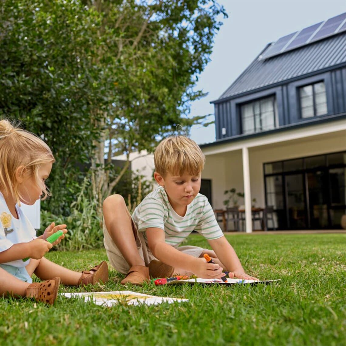 Huis met PV-panelen op het dak