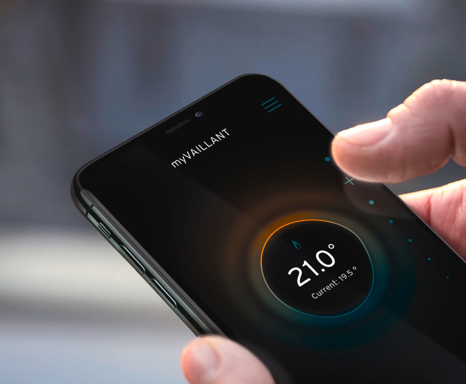 Hand met een smartphone waarop de myVaillant-app draait