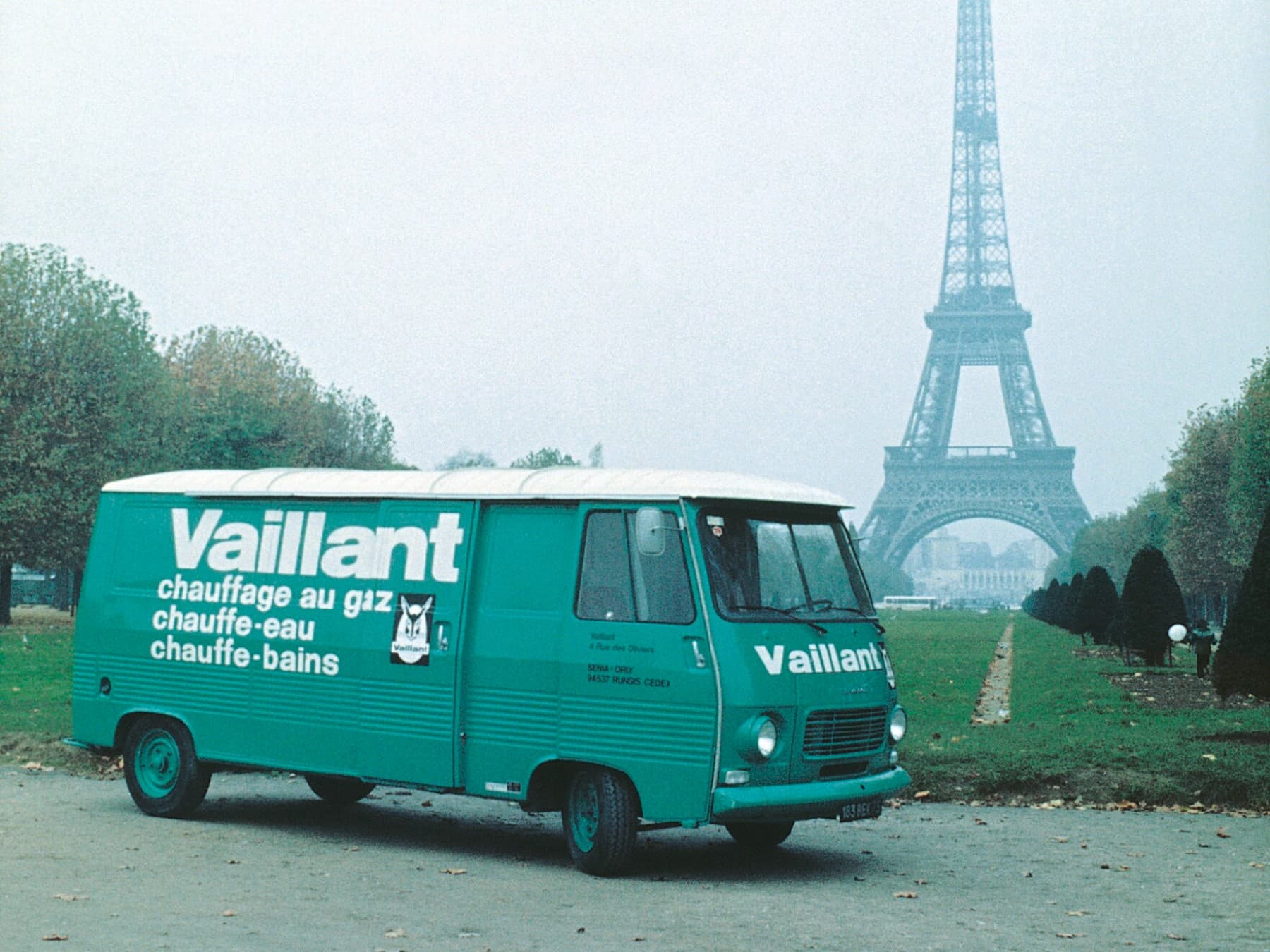 Een historische Vaillant-bestelwagen geparkeerd voor de Eiffeltoren.