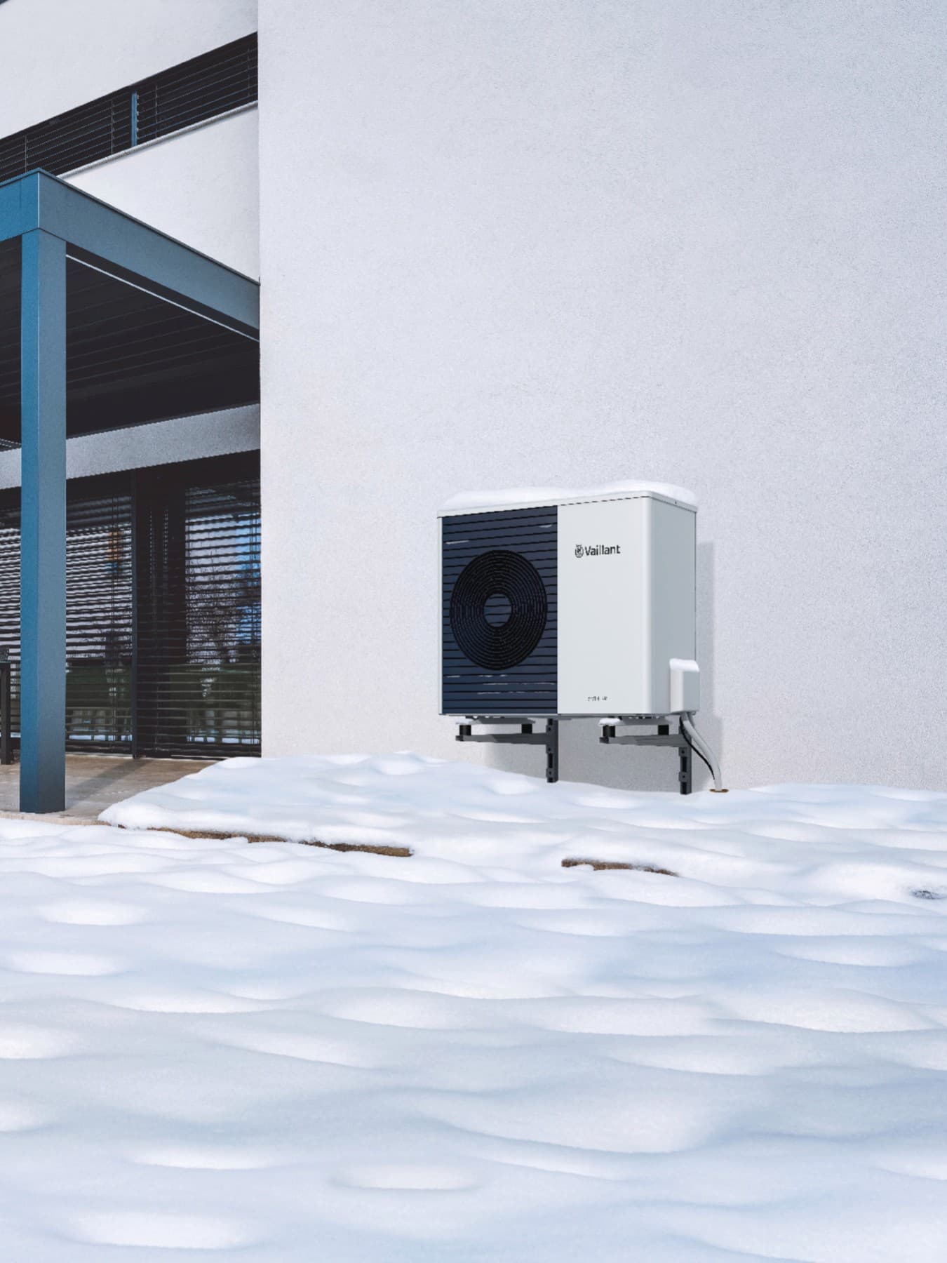 Warmtepomp aan de muur in een sneeuwlandschap