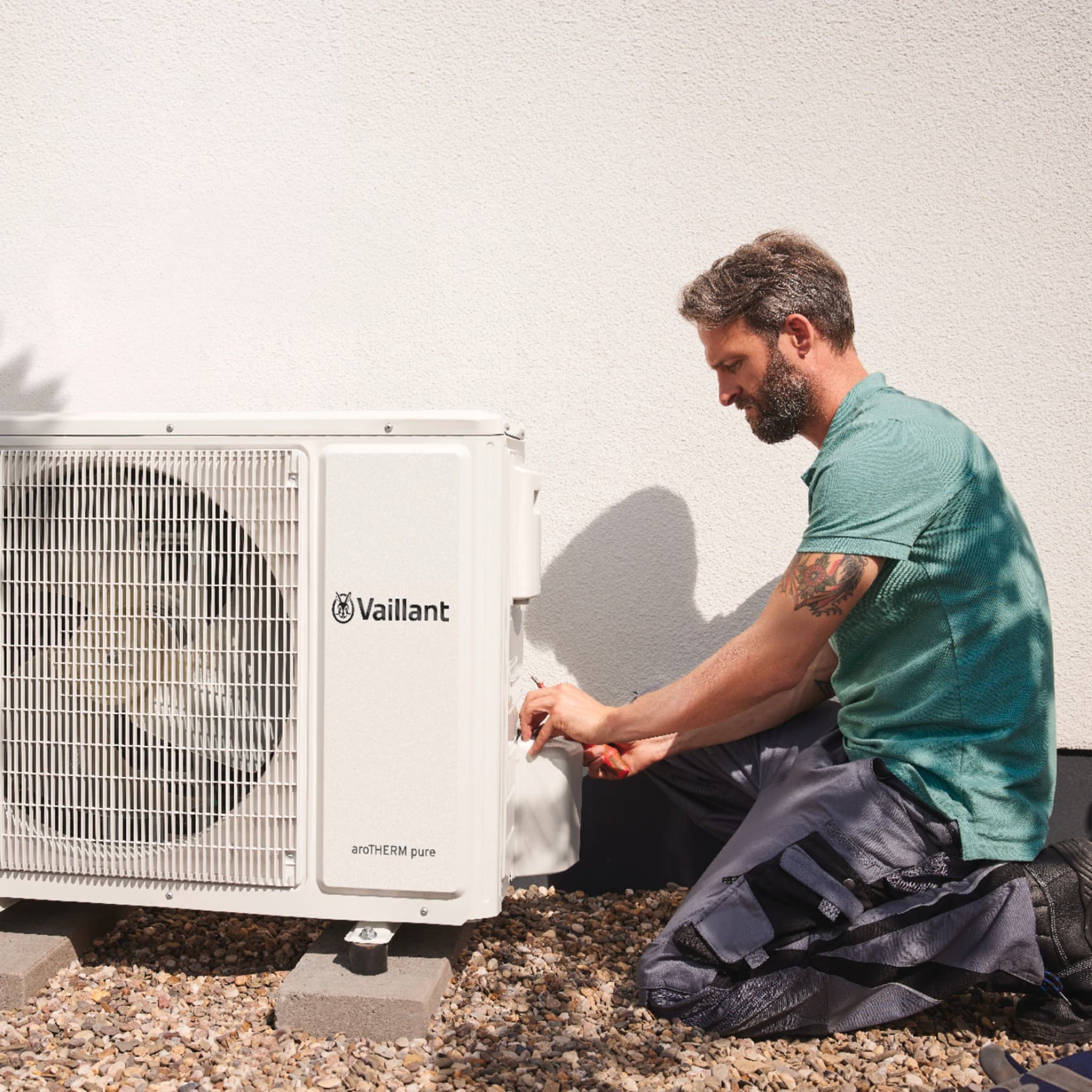 Technieker werkt aan warmtepomp