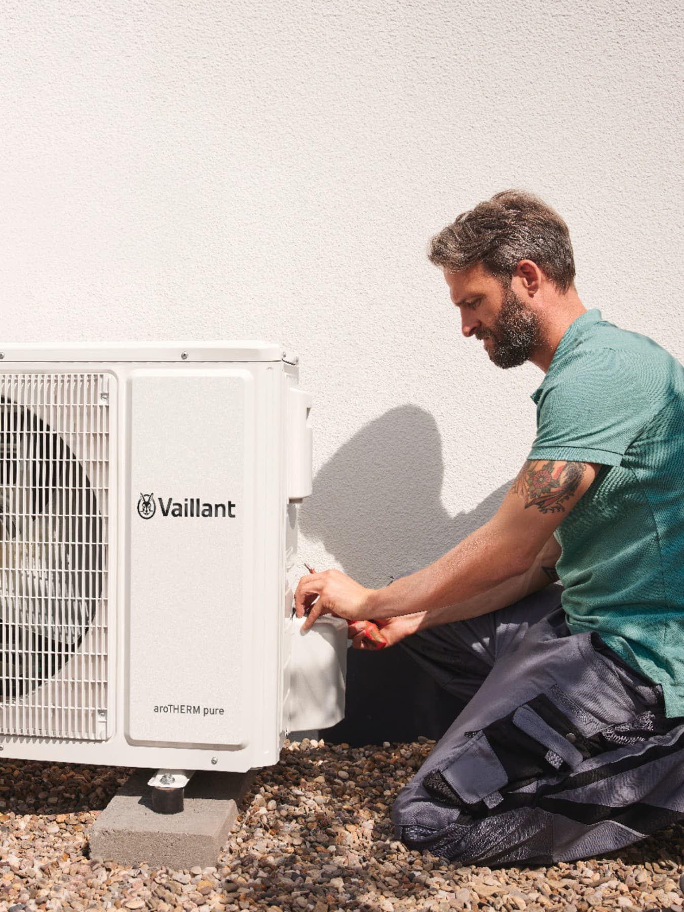 Technieker werkt aan warmtepomp