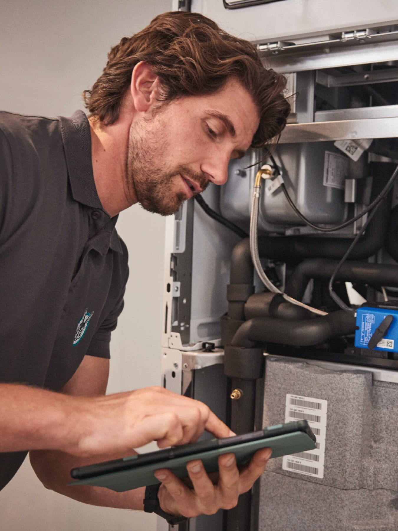 Vaillant-technicus die onderhoud uitvoert aan een ecoTEC plus-ketel