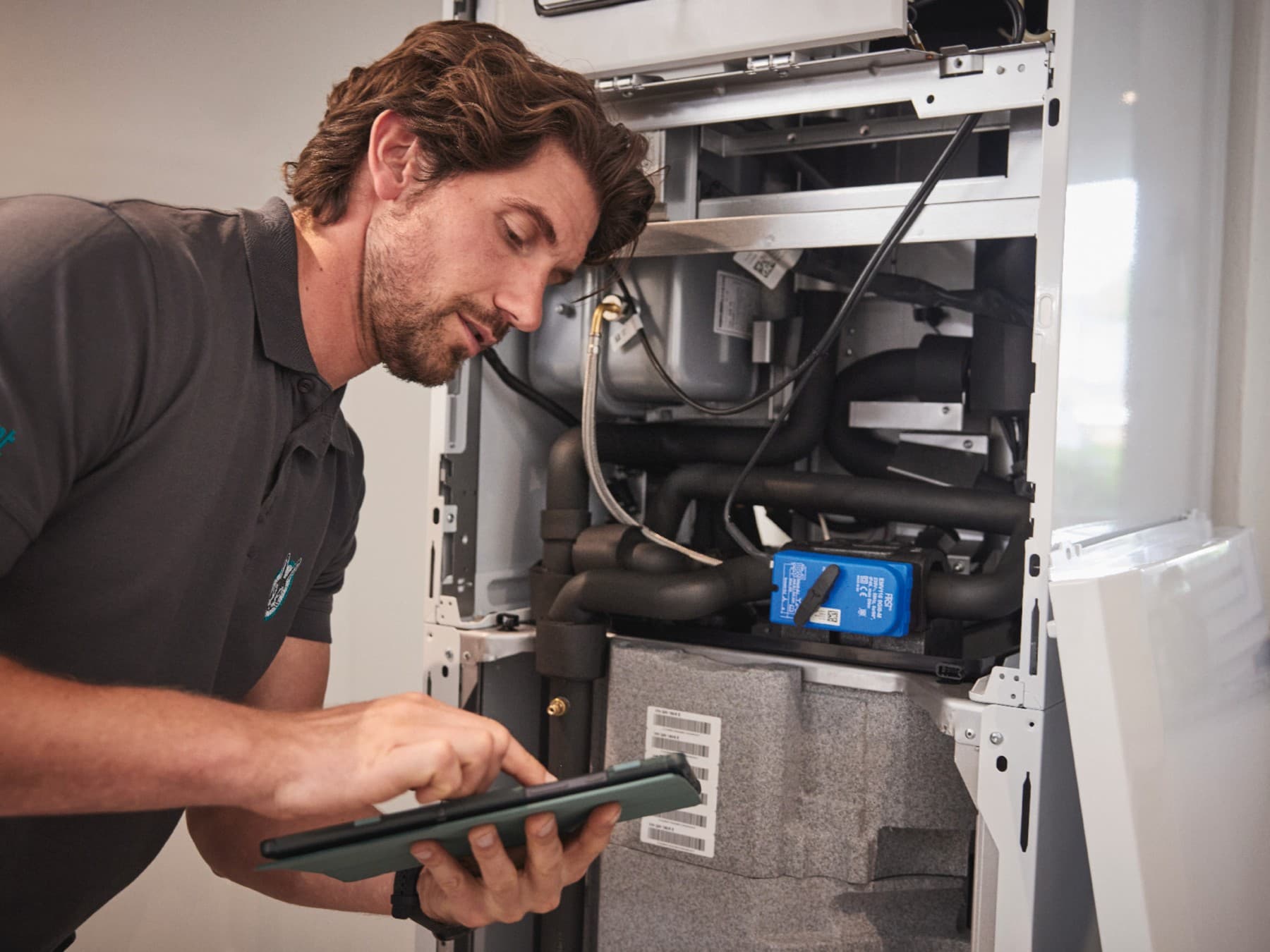 Vaillant-technicus die onderhoud uitvoert aan een ecoTEC plus-ketel