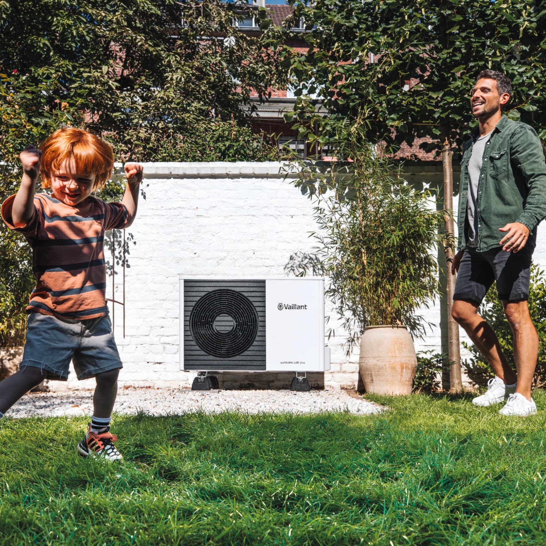 Stel zittend op een warmtepomp