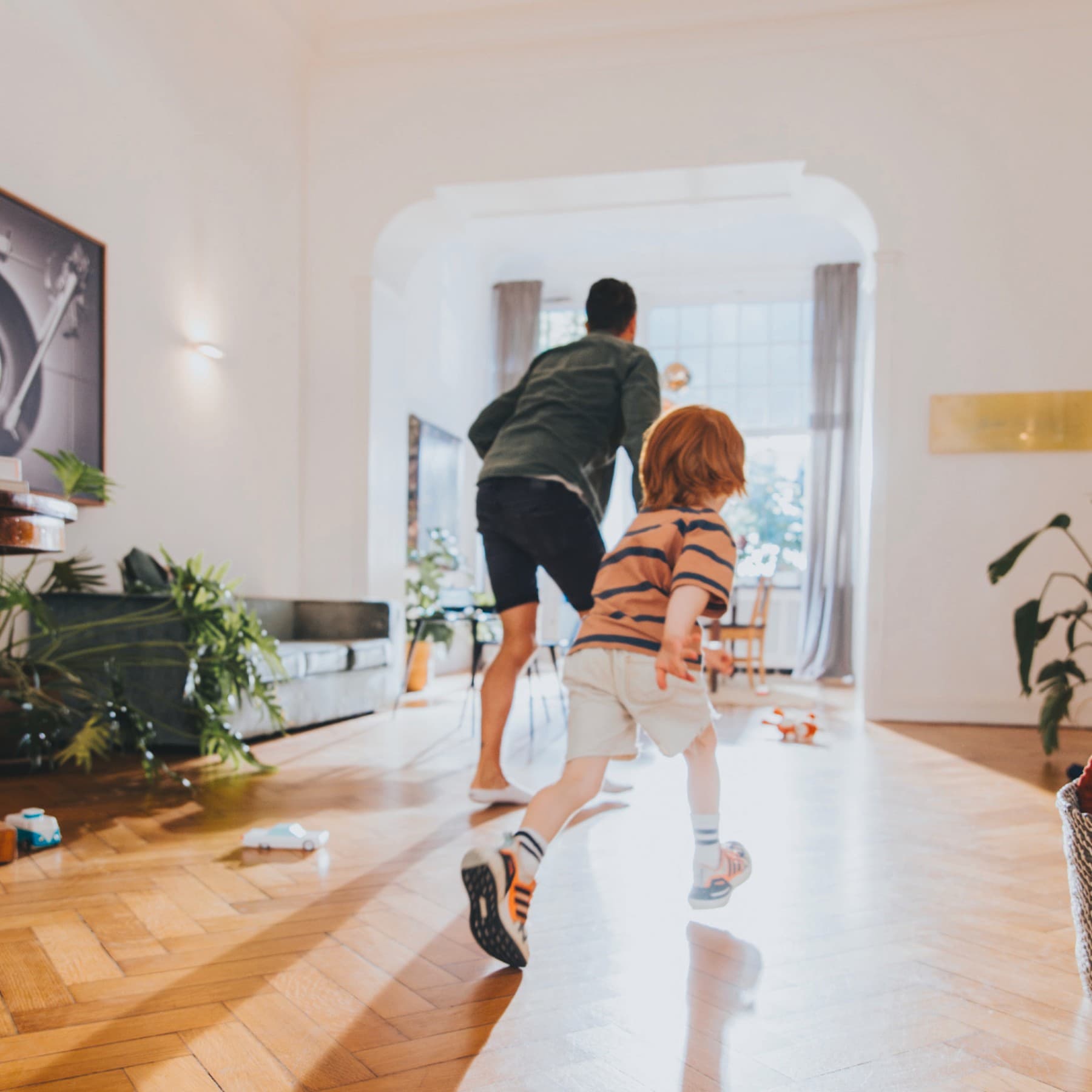 Kind en man lopen in huis
