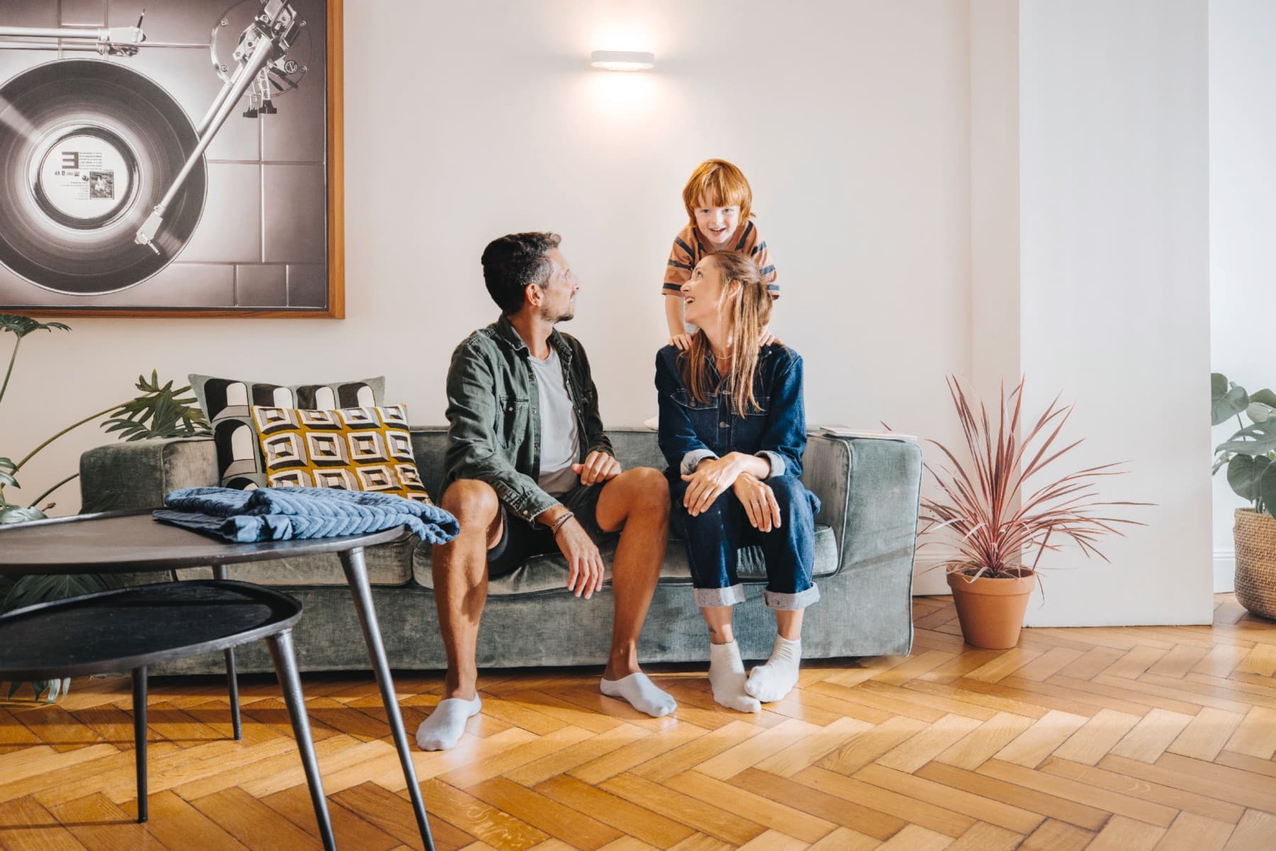 Familie zit op een bank in een woonkamer