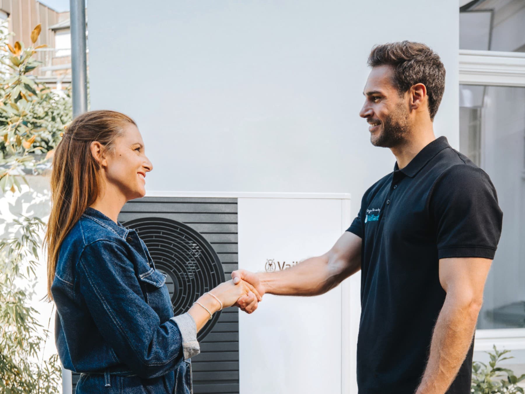 Vrouw en technieker schudden elkaar de hand | Vaillant