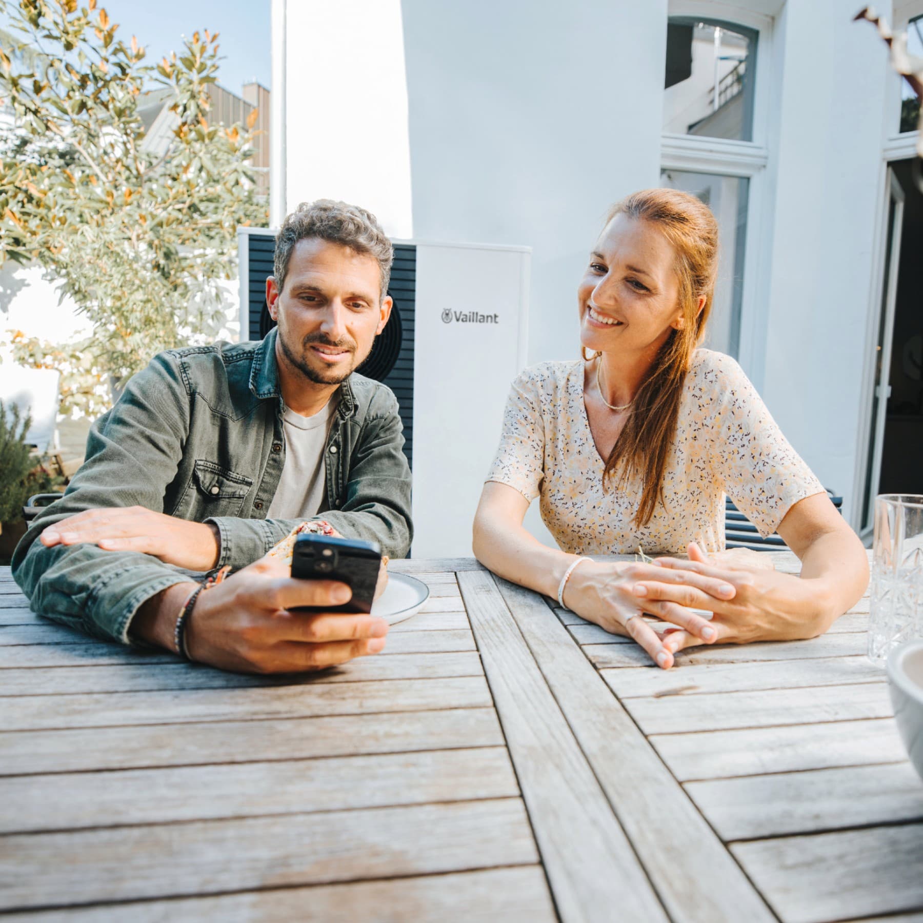 Een stel registreert zijn verwarmingsinstallatie op het myVaillant-webportaal
