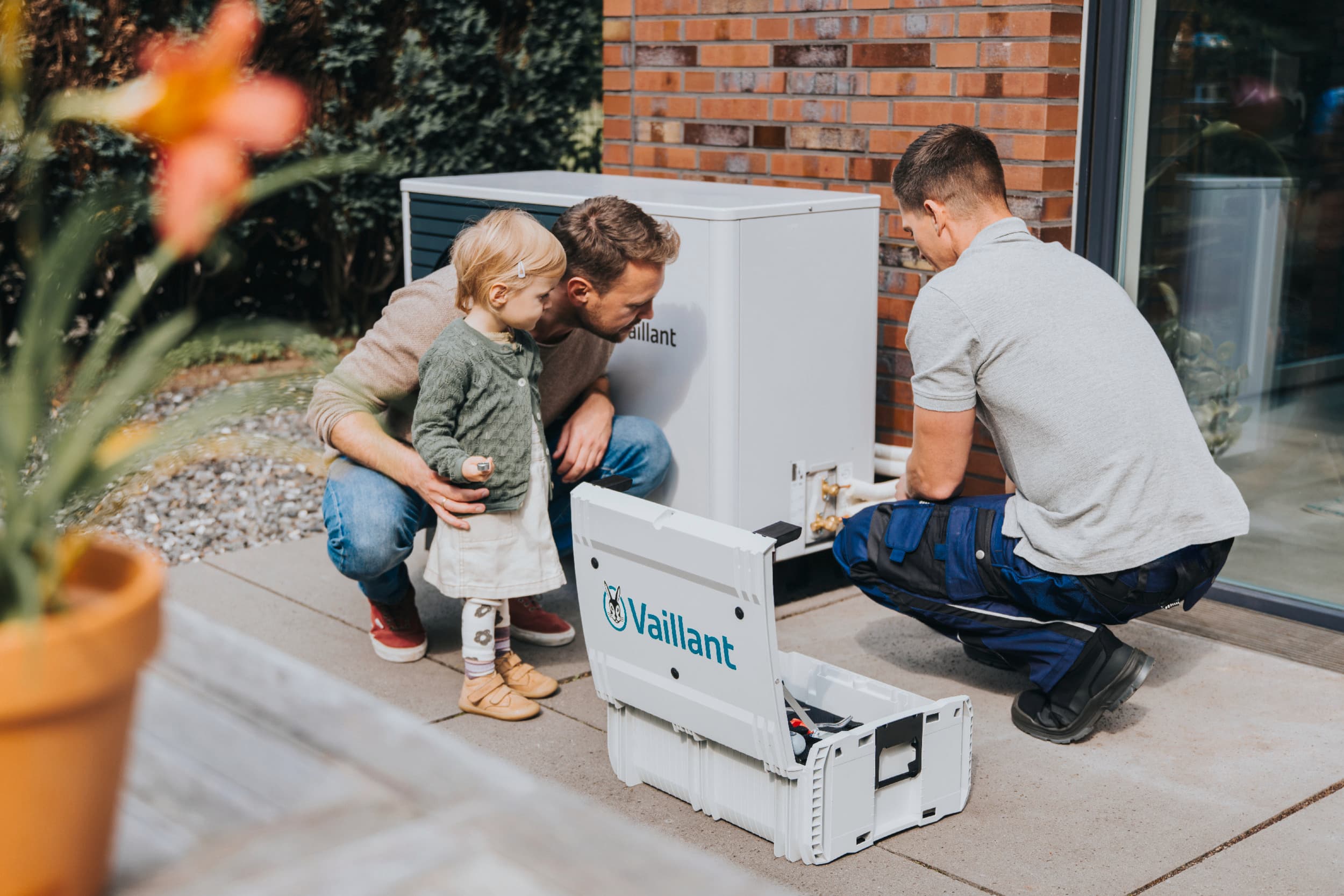 Technieker werkt aan warmtepomp | Vaillant