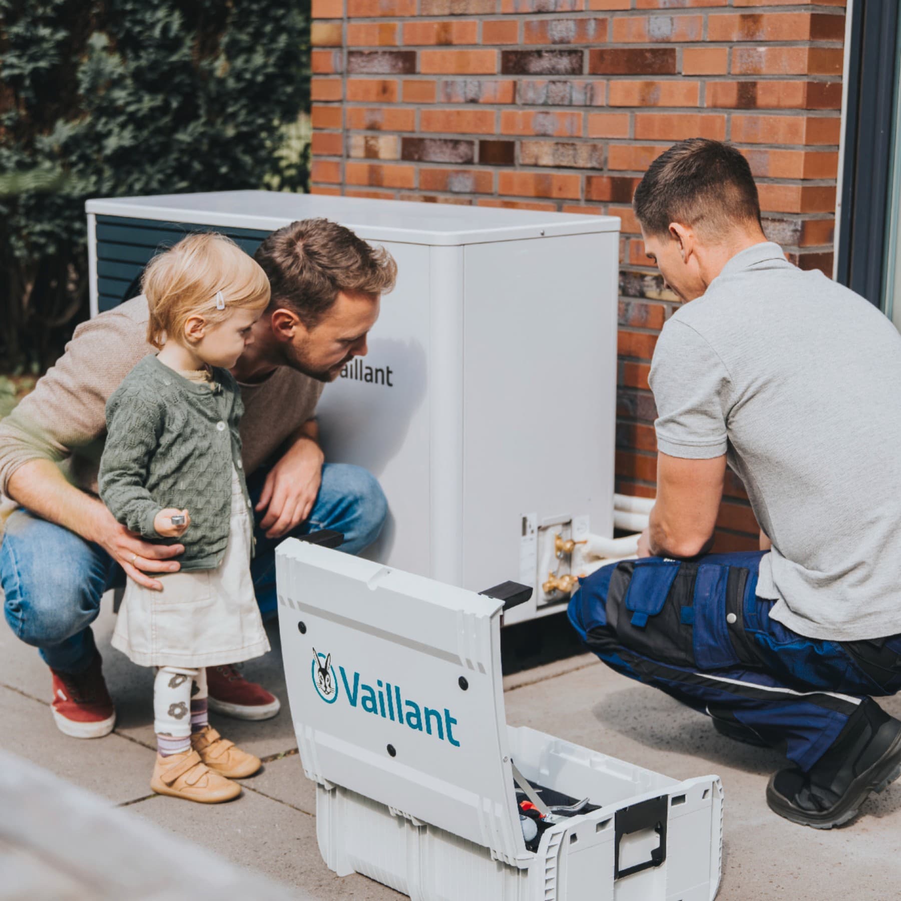 Installateur die warmtepomp repareert | Vaillant