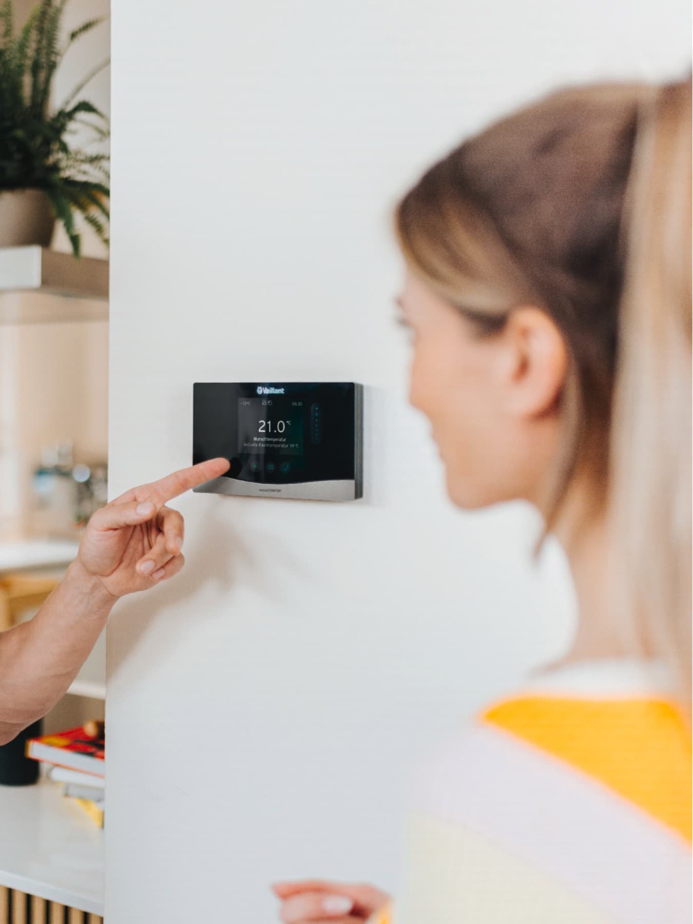 Installateur stelt thermostaat in