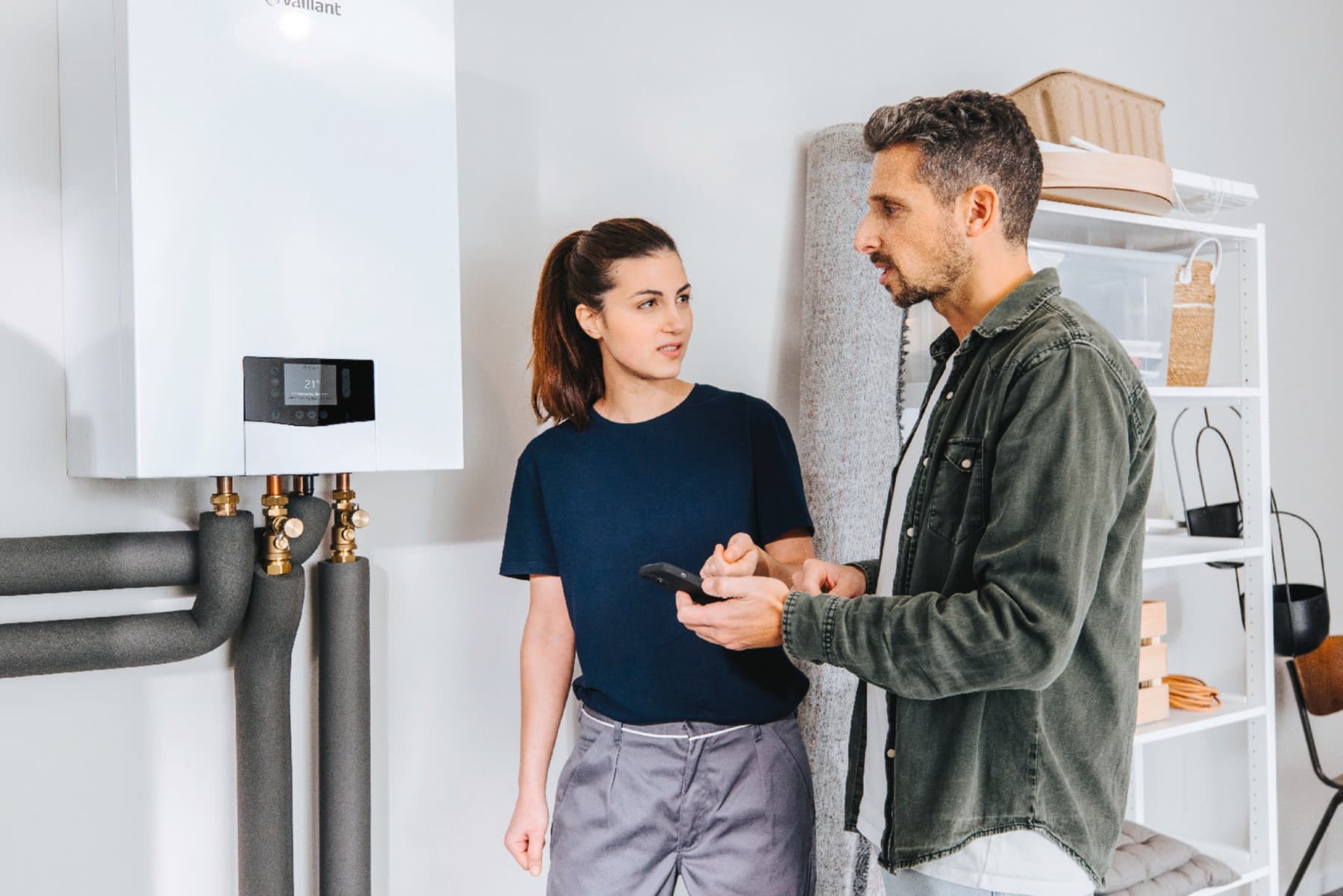 Installateur en eindklant aan binnenunit warmtepomp | Vaillant