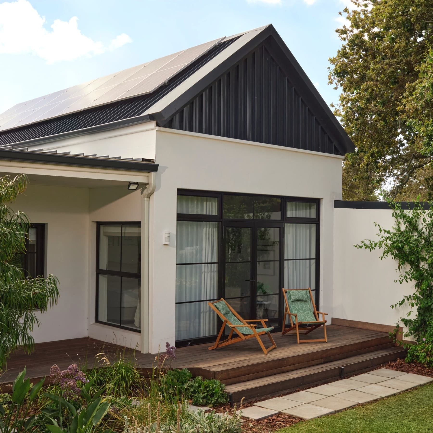Huis met zonnepanelen op het dak.