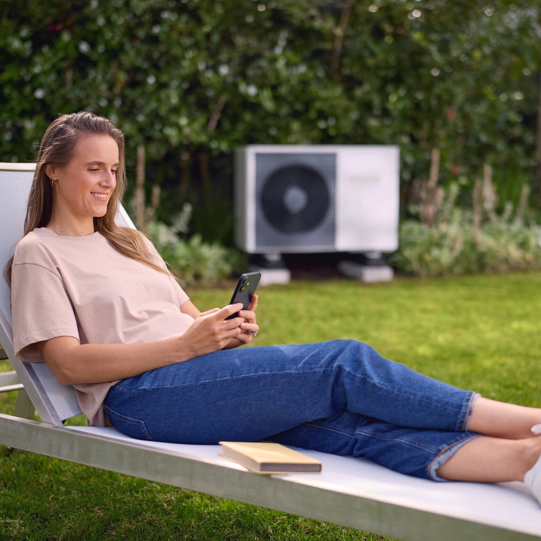 Vrouw zittend op een lucht-water-warmtepomp