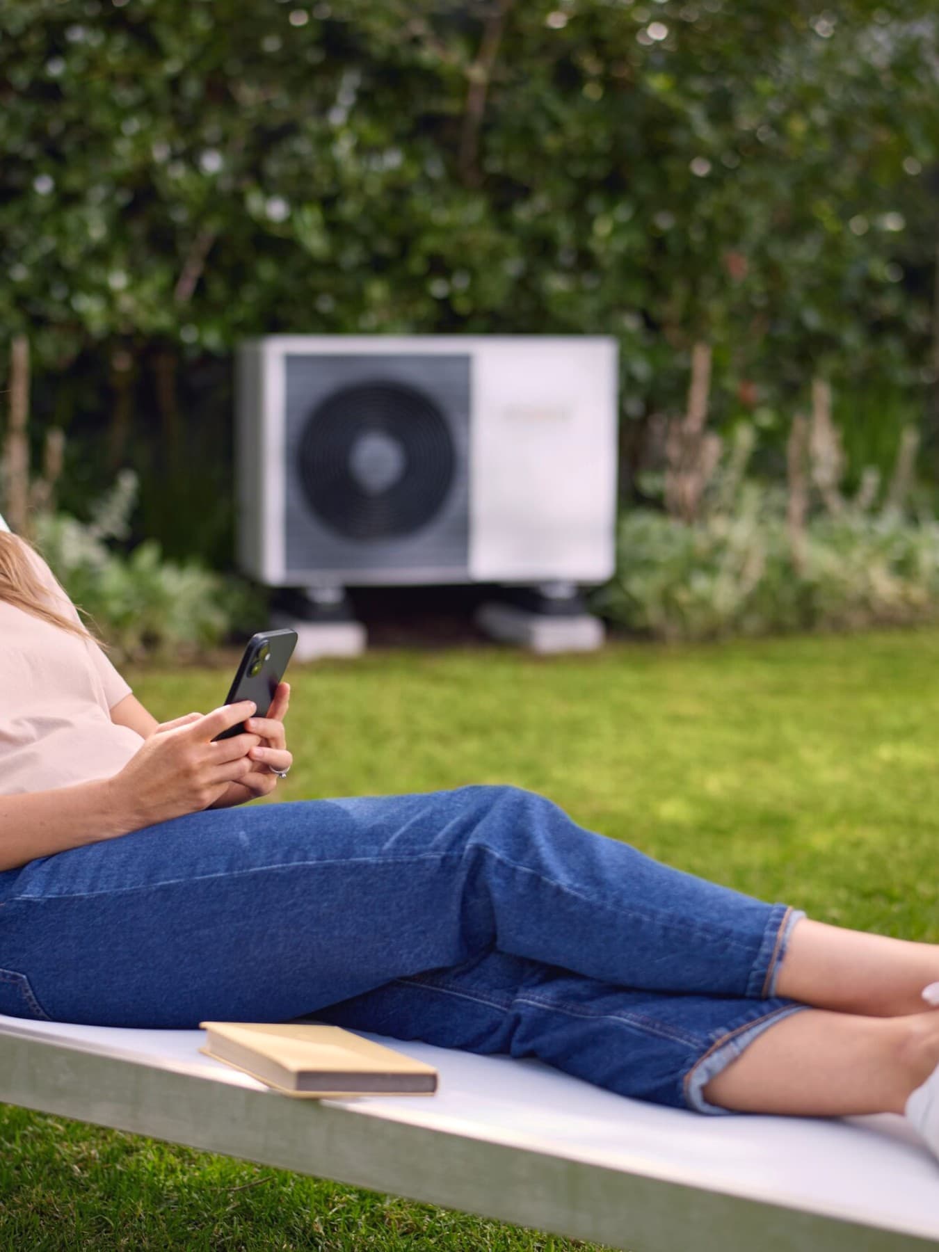 Vrouw zittend op een lucht-water-warmtepomp
