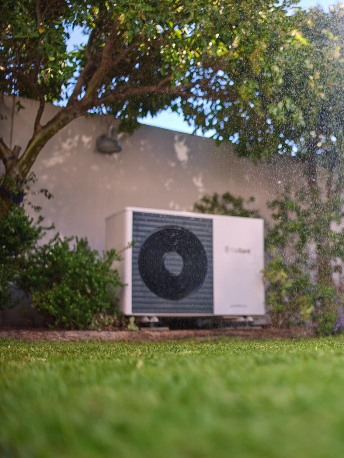 Een klein meisje zit op een warmtepomp.