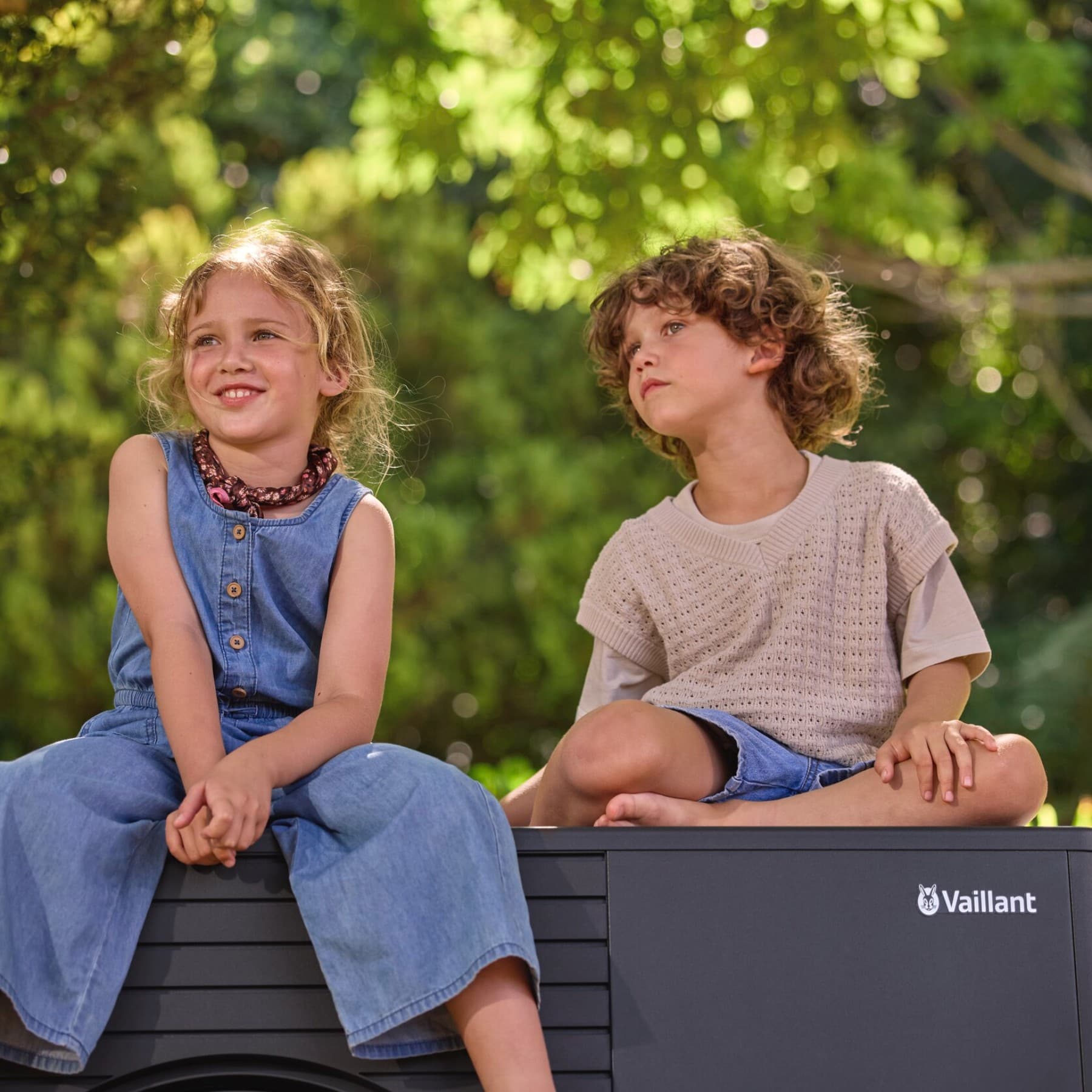 Kinderen op zwarte warmepomp