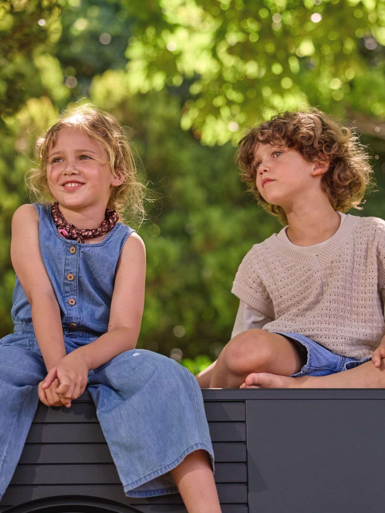 Kinderen op zwarte warmepomp