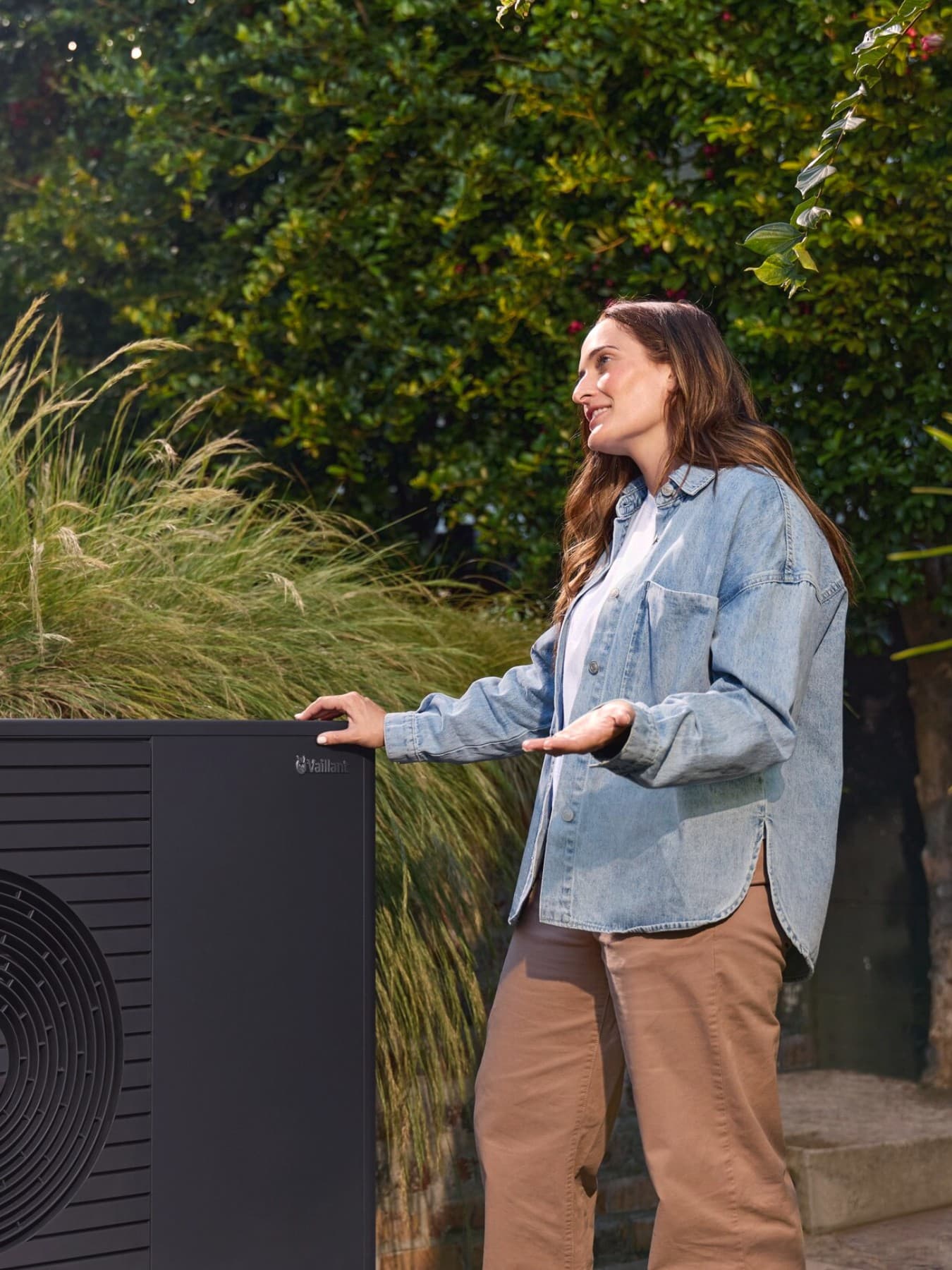 Warmtepompinstallateur en huiseigenaar in gesprek naast een warmtepomp