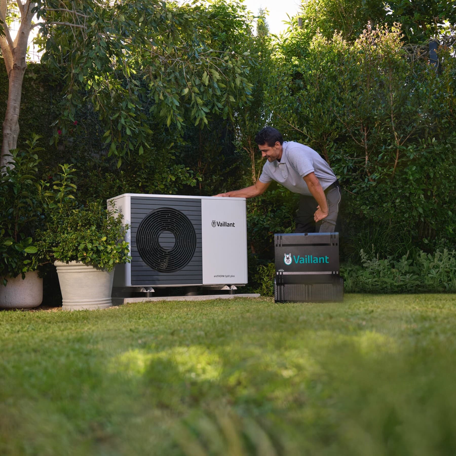 Technieker werkt aan warmtepomp | Vaillant