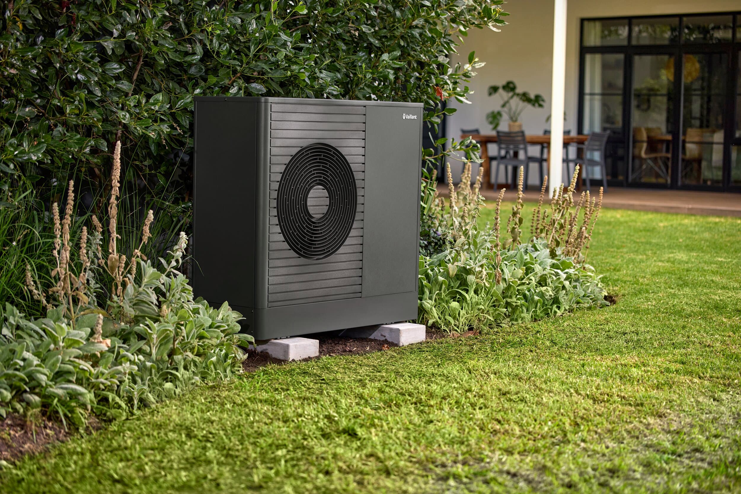 aroTHERM plus in een tuin