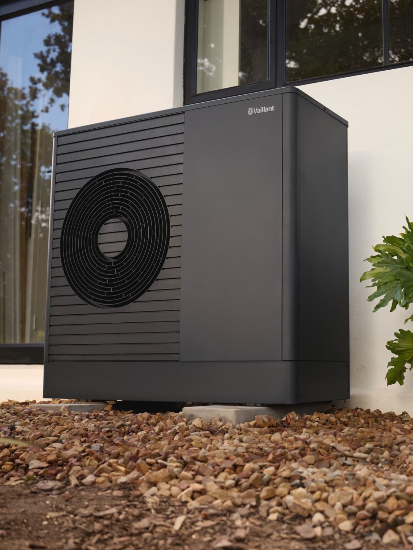 Vaillant-warmtepomp in een groene tuin.