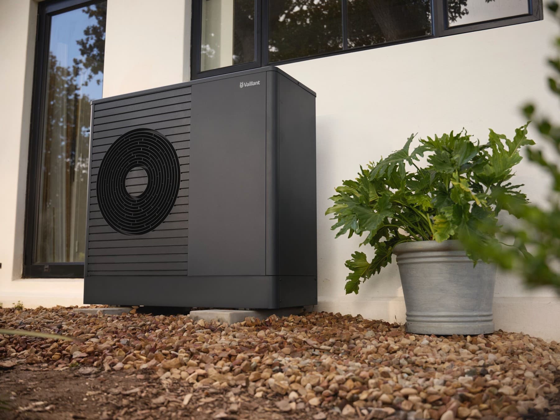 Vaillant-warmtepomp in een groene tuin.