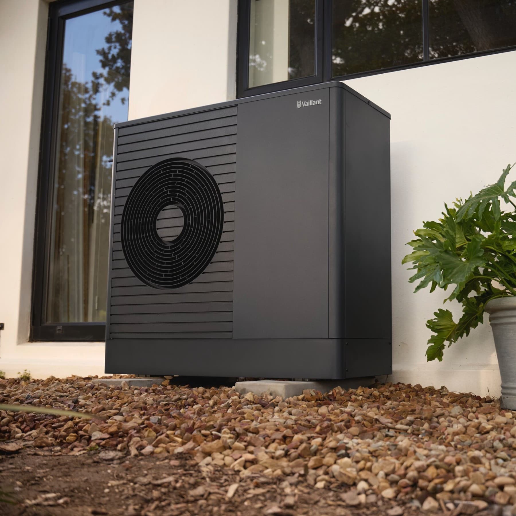De aroTHERM plus dicht bij een deur