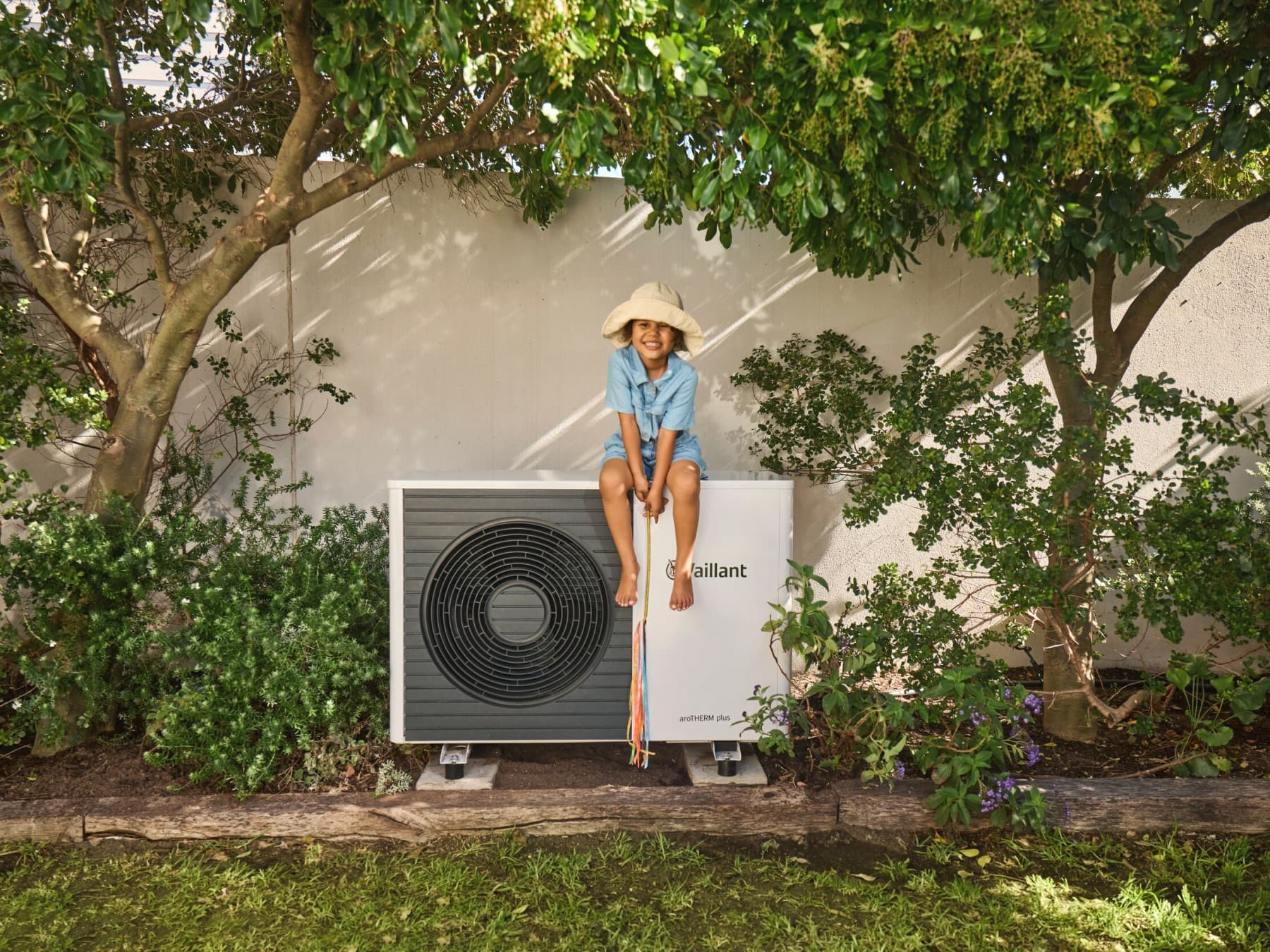 Kind zit op warmtepomp