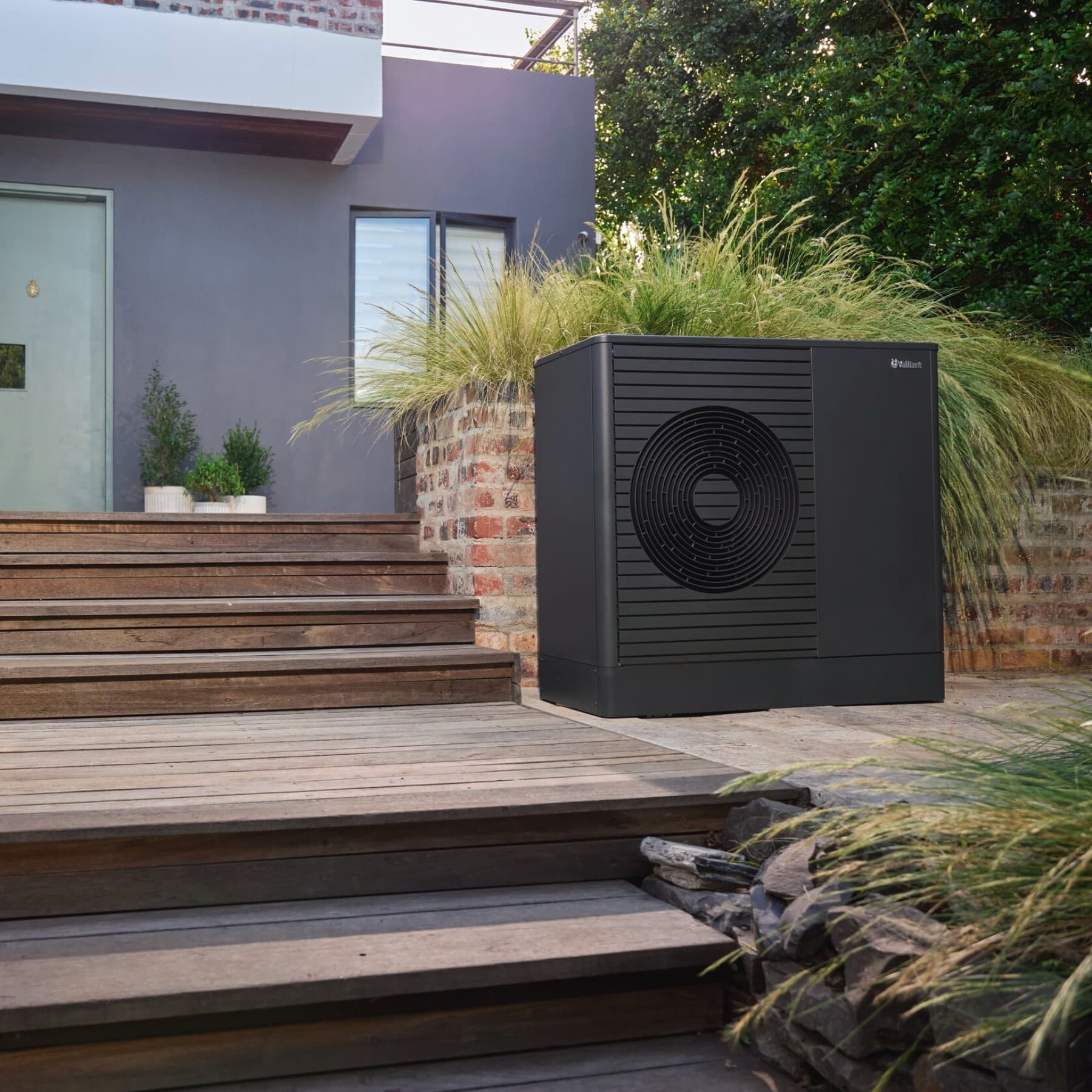 aroTHERM buitenunit naast een buitentrap