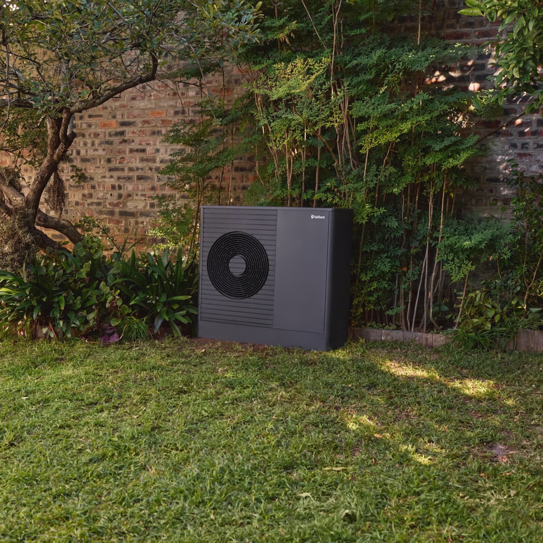 Warmtepomp in de tuin | Vaillant
