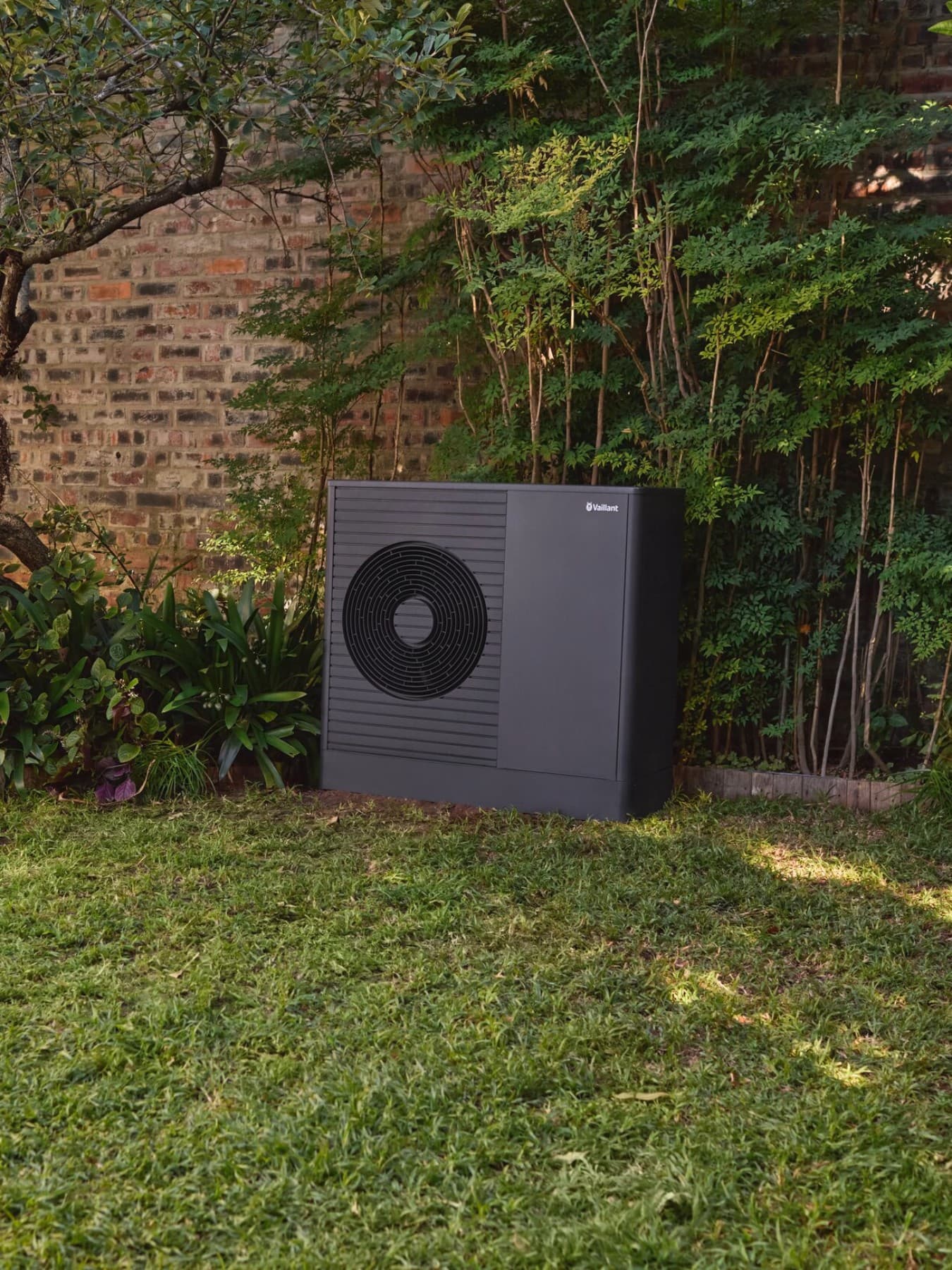 Warmtepomp in de tuin | Vaillant