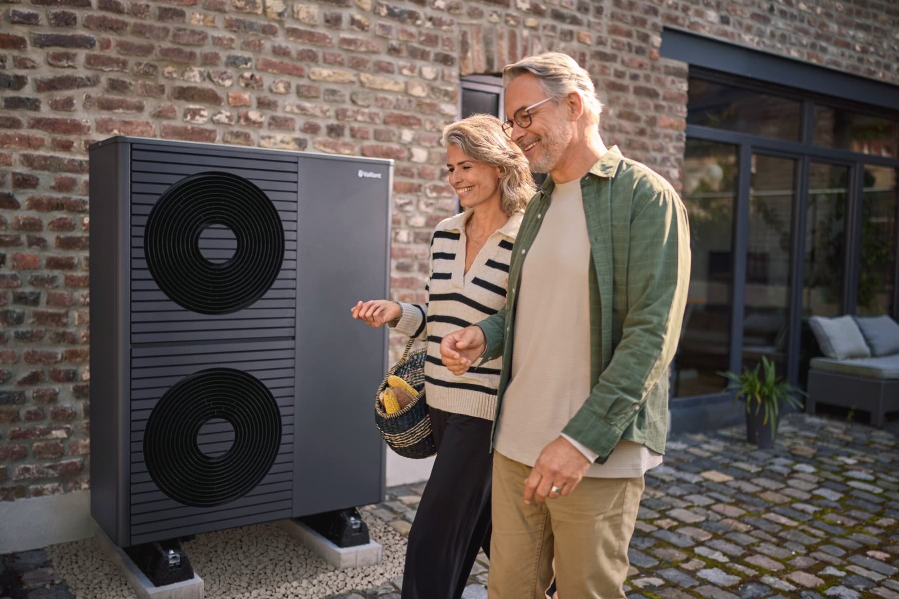 Koppel van middelbare leeftijd voor een Vaillant-warmtepomp