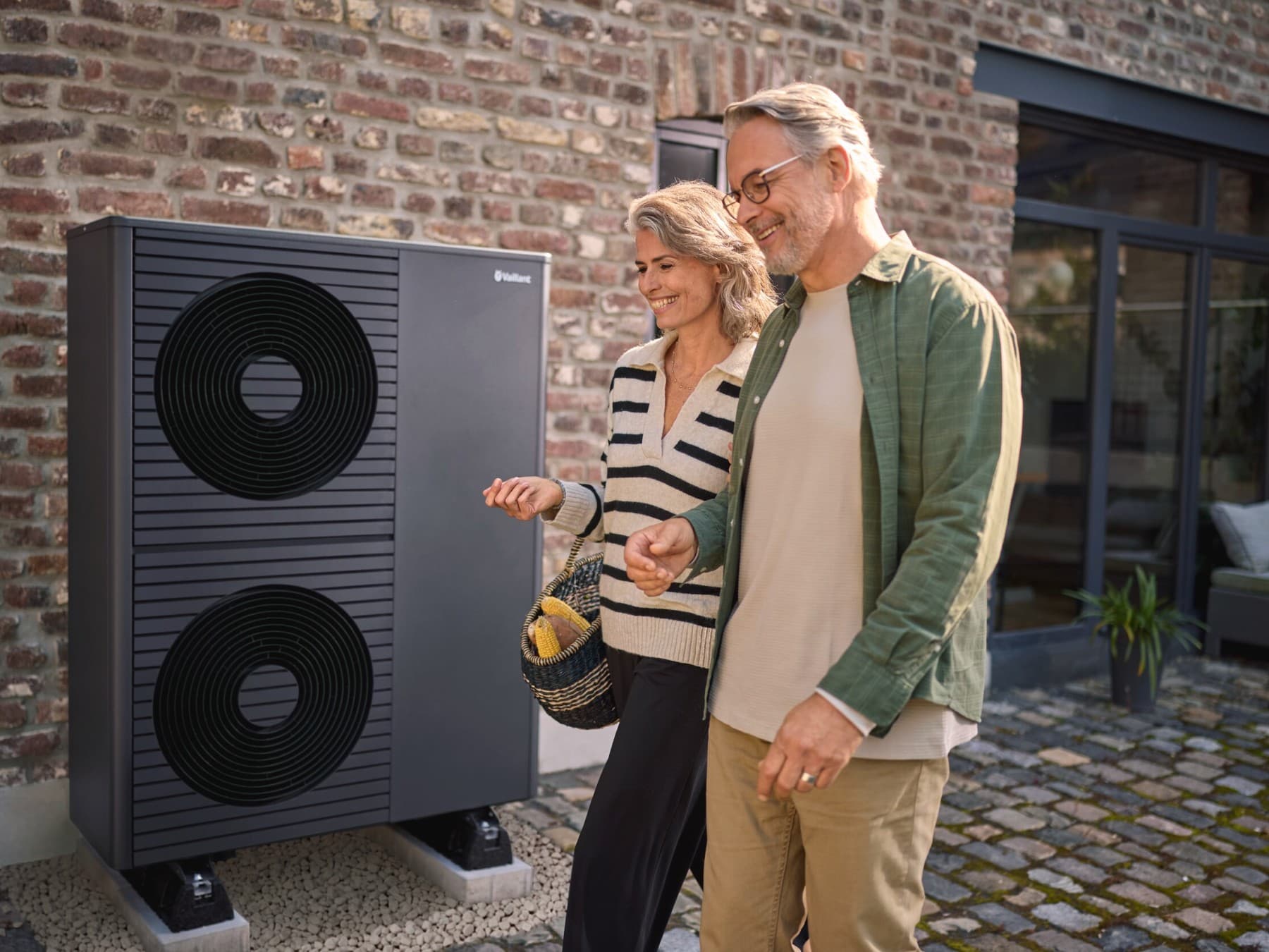 Koppel van middelbare leeftijd voor warmtepomp